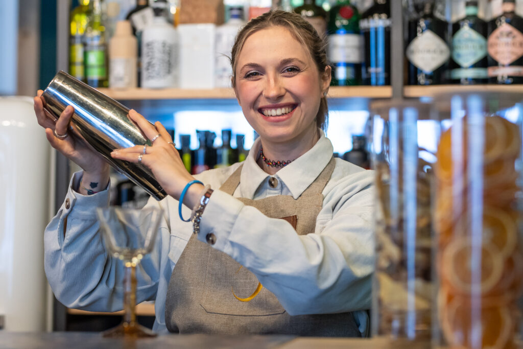 Sara Gaspari al banco durante la creazione di un cocktail